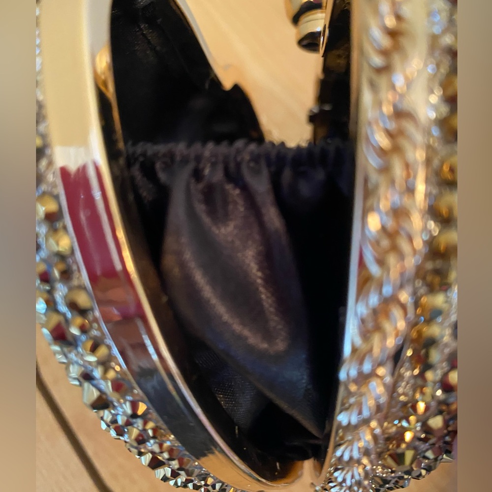 Heart Shaped Clutch/Evening Bag w Crossbody Strap - Picture 5 of 6